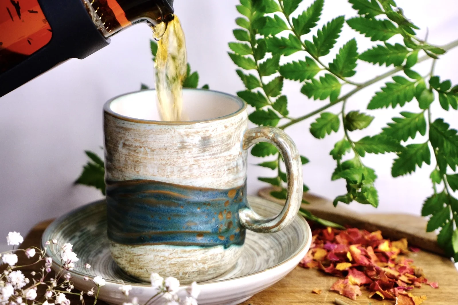 Löste te bryggning setup med tekanna och kopp